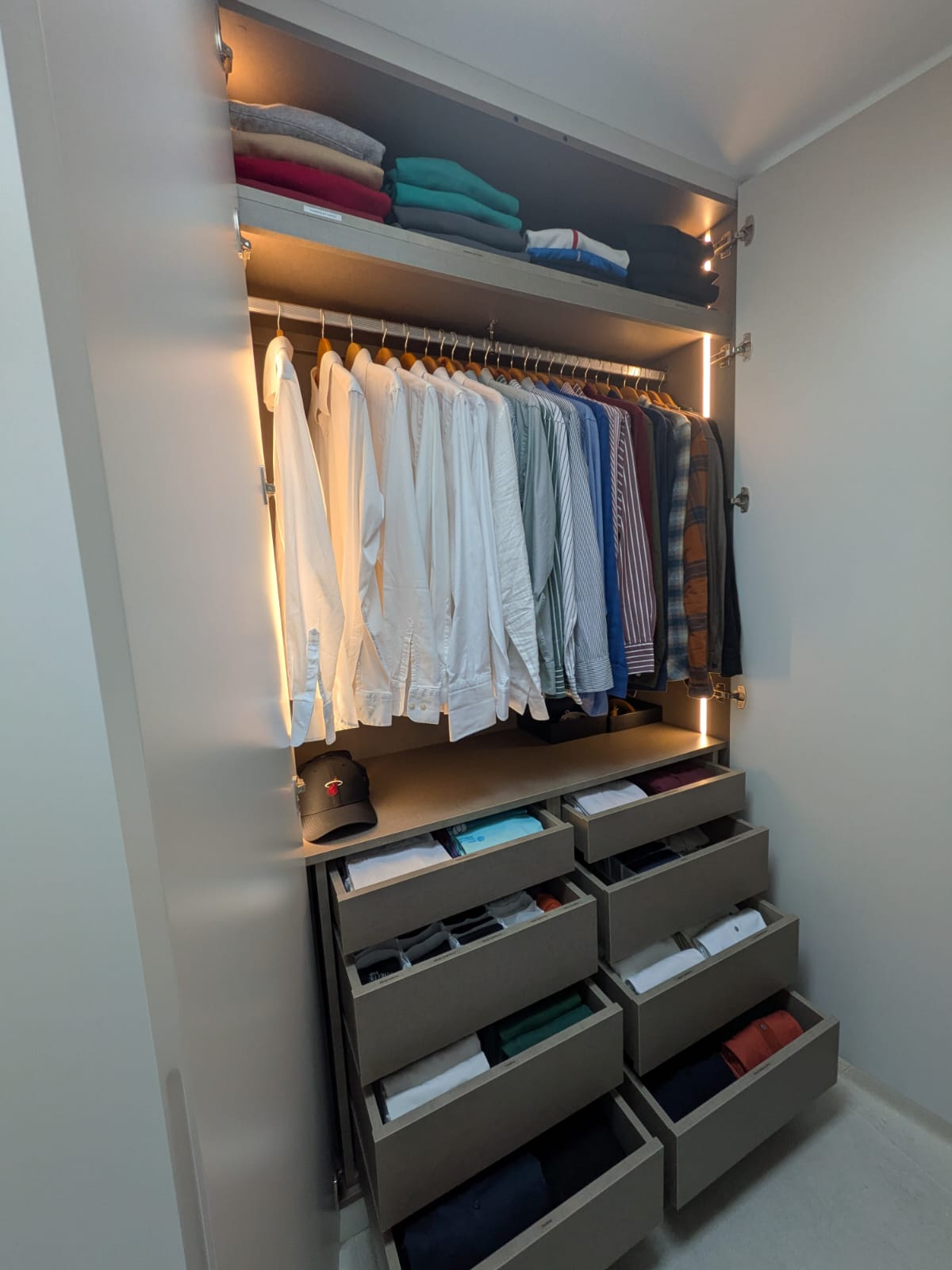 Walk-in closet organizado — método Organização e Companhia